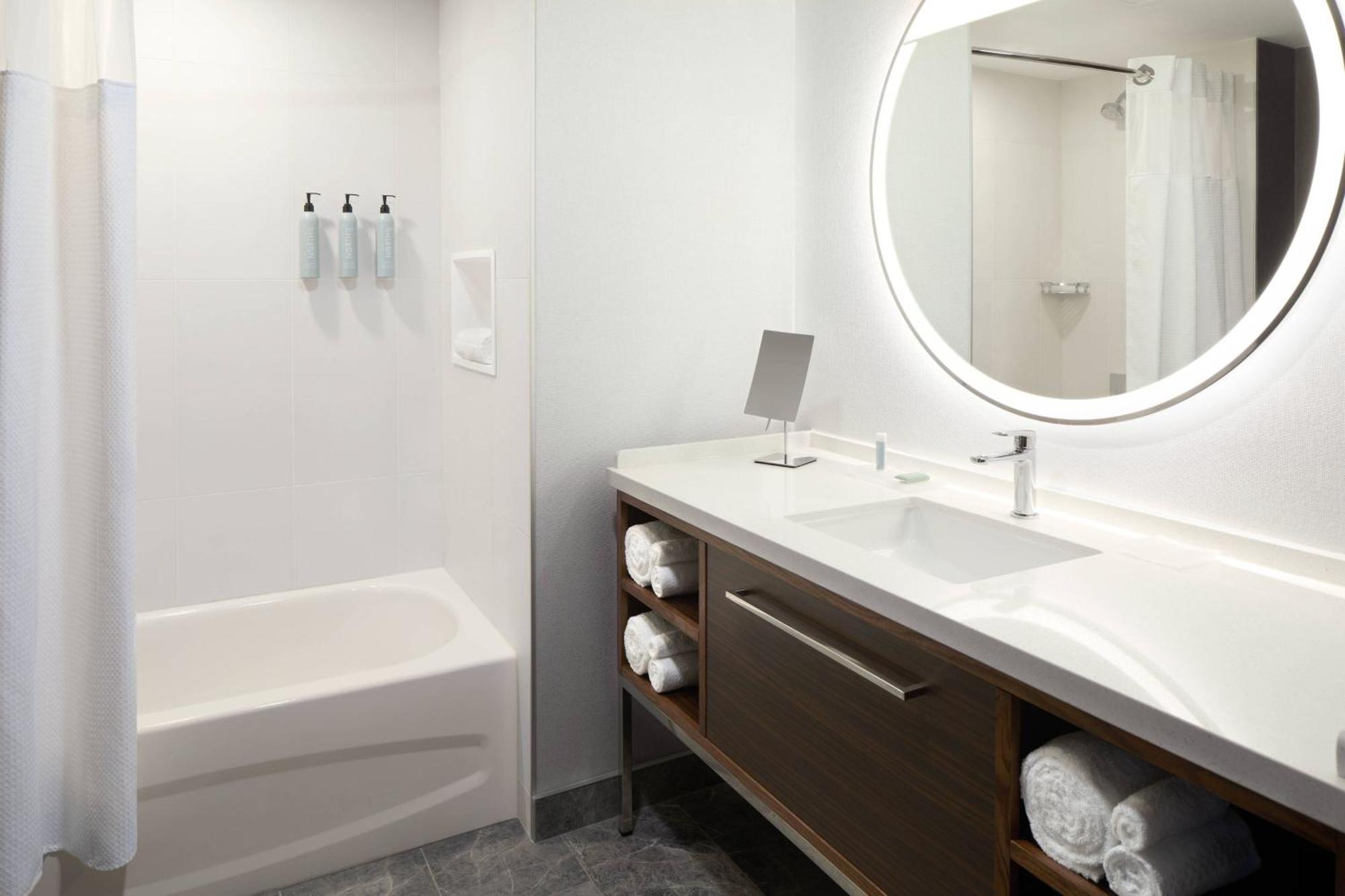 Hotel Courtyard By Marriott Montreal Laval Extérieur photo